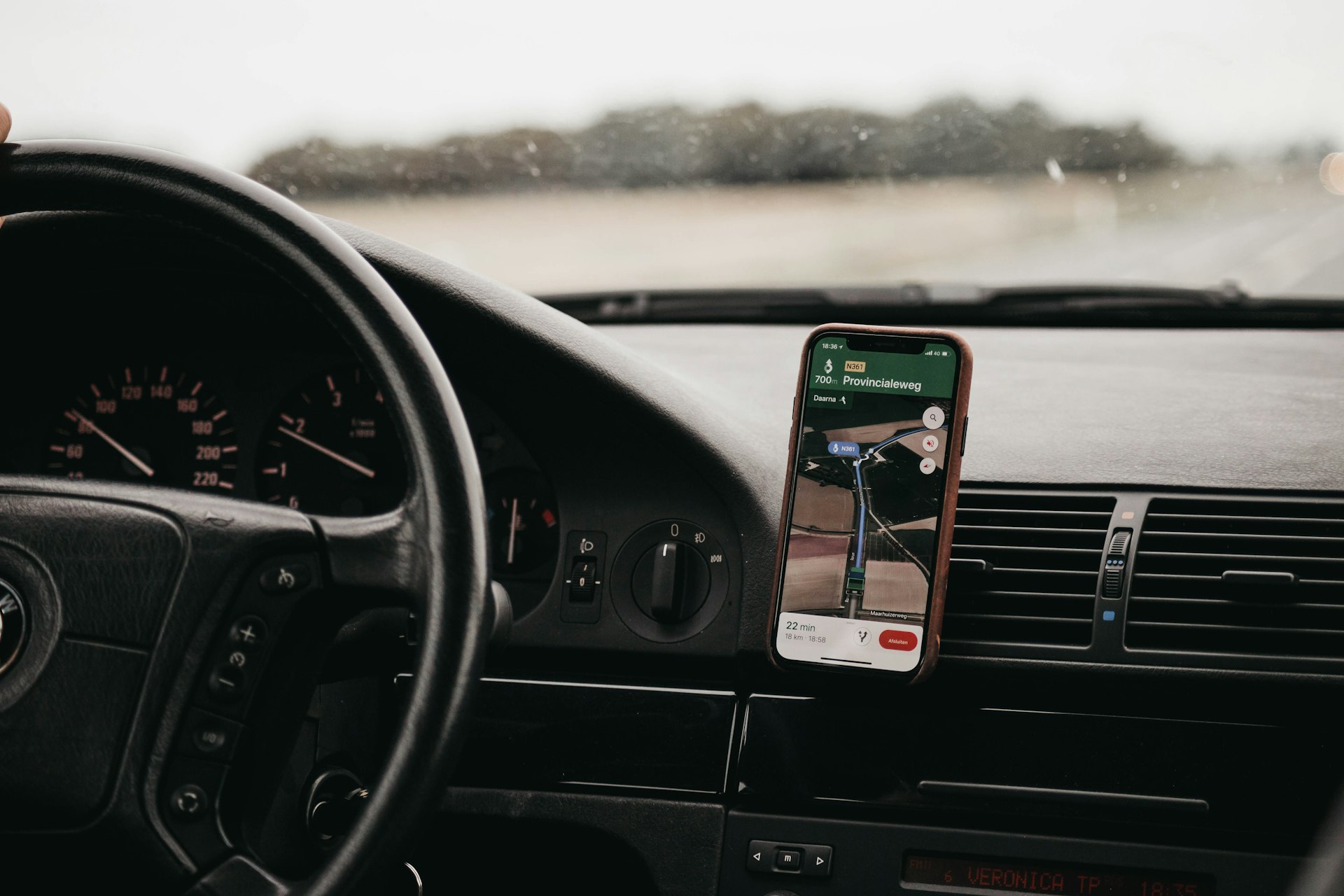 smartphone ligado no suporte do veículo dentro do veículo